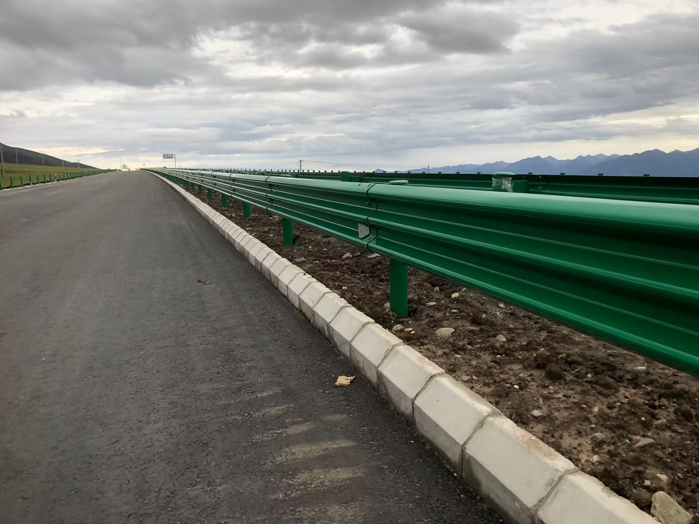 墨脱县乡村公路波形护栏热镀锌喷塑波形护栏 - 推荐